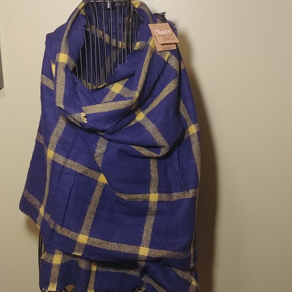 Accessories - NWT BLANKET SCARF dark navy/mustard color